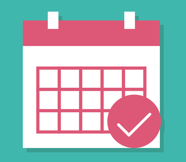 Ein stilisierter Kalender mit einem rosa oberen Teil und einem Häkchen in einem runden, türkisfarbenen Hintergrund. Der Kalender hat mehrere Kästchen, die eine Monatsübersicht darstellen.