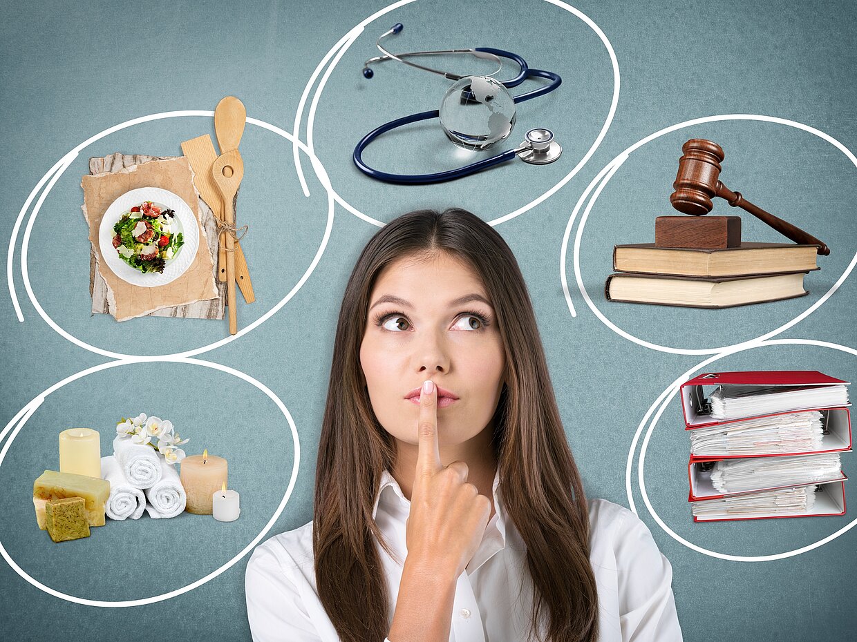 Eine nachdenkliche Frau in einem weißen Hemd hält den Finger an die Lippen. Um sie herum sind verschiedene Symbole abgebildet: eine Salatschüssel, ein Stethoskop, ein Richterhammer, Stapel Bücher, Handtücher und Kerzen sowie Aktenordner.