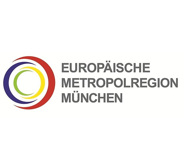 Logo der Europäischen Metropolregion München mit bunten, kreisförmigen Elementen in Rot, Lila, Gelb und Grün, neben dem Schriftzug „EUROPÄISCHE METROPOLREGION MÜNCHEN“.