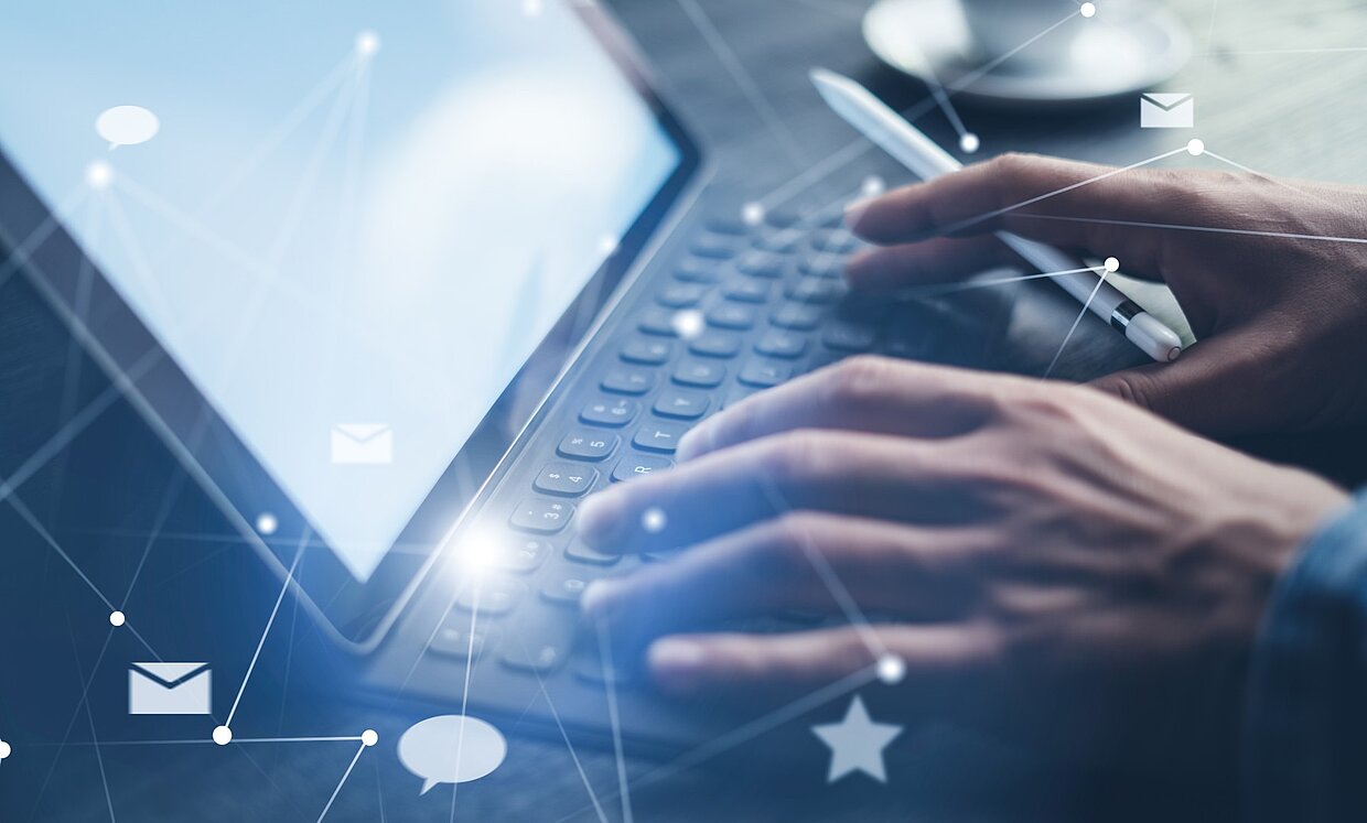 Elektronische Kommunikation Eine Person tippt auf einer Tastatur eines Tablets. Im Hintergrund sind schematische Symbole von Nachrichten und Verbindungen zu sehen, die digitale Kommunikation darstellen. Es gibt eine Tasse auf dem Tisch, was auf eine entspannte Arbeitsumgebung hindeutet.