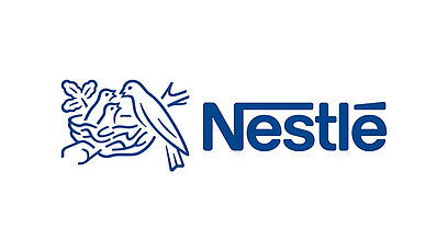 Logo von Nestlé mit einem stilisierten Nest, in dem ein Vogel sitzt. Die Farbgebung ist in Blau gehalten, und der Unternehmensname „Nestlé“ steht daneben.