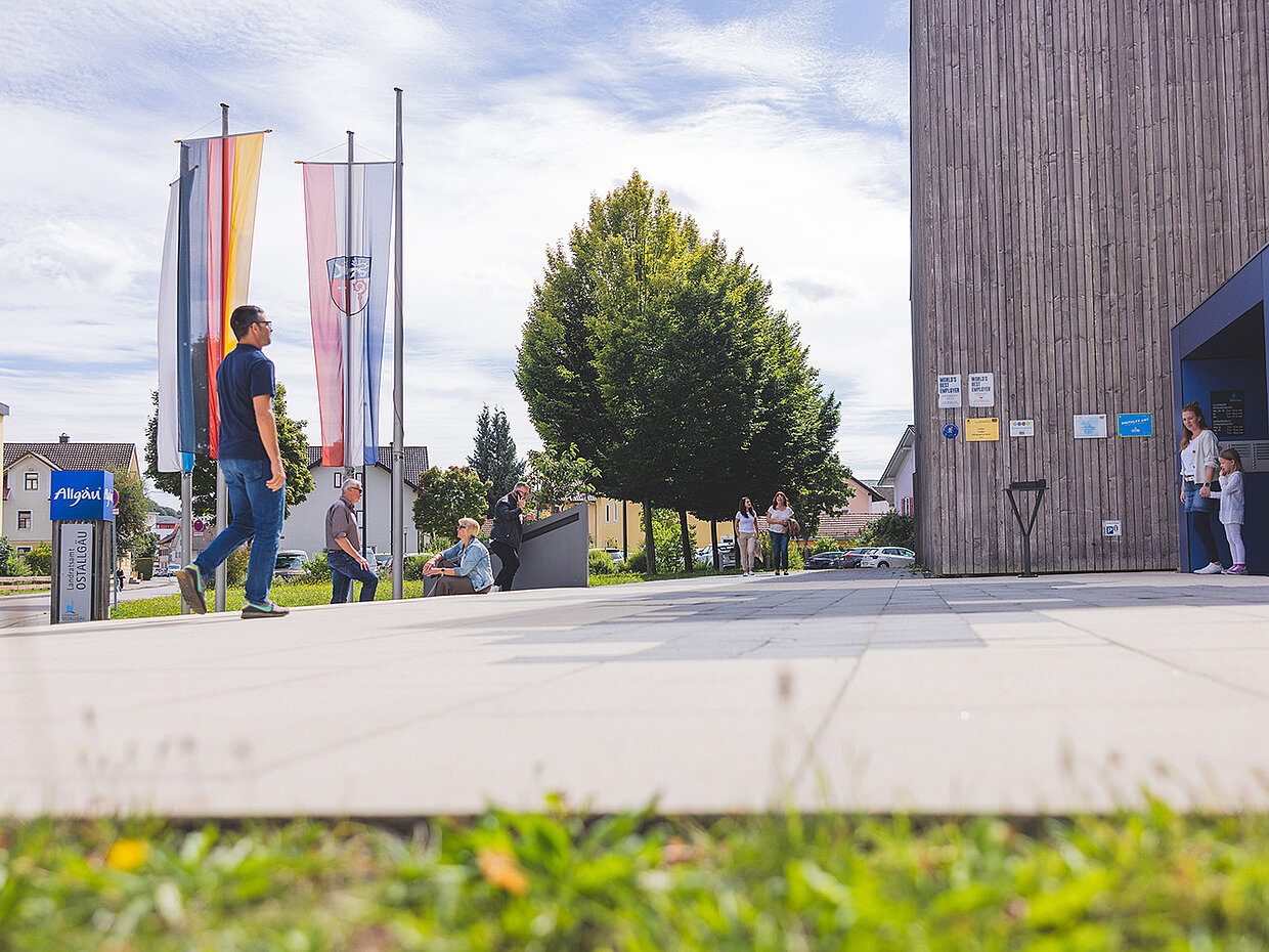 Menschen vor dem Landratsamt Ostallgäu