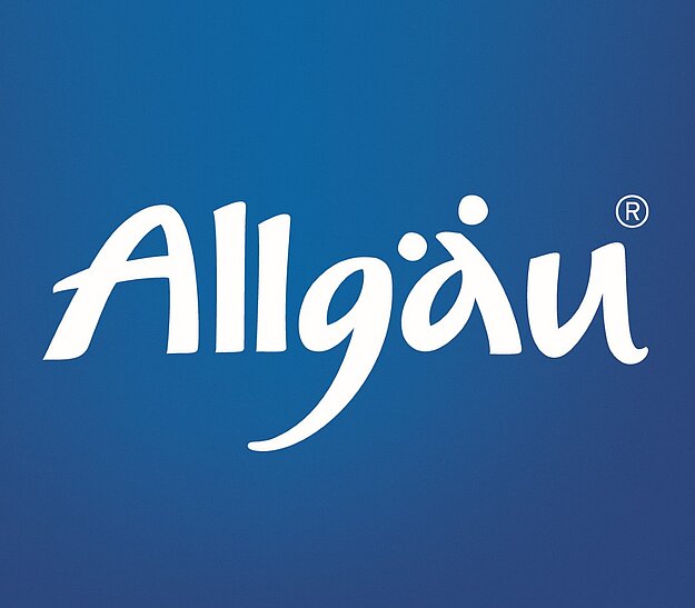 Logo von Allgäu auf einem blauen Hintergrund. Der Schriftzug ist in einer verspielten, weißen Schriftart gestaltet.