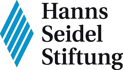 Logo der Hanns Seidel Stiftung, bestehend aus einer stilisierten blauen, diagonalen Streifenform und dem Schriftzug "Hanns Seidel Stiftung" in schwarz.
