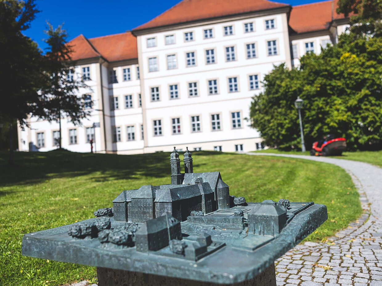 Kloster Irsee Das Bild zeigt eine Miniatur aus Stein vom Kloster Irsee
