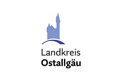 Logo des Landkreises Ostallgäu mit einer stilisierten Burg im Hintergrund und dem Schriftzug "Landkreis Ostallgäu". Die Farbgestaltung ist in Blau- und Grautönen gehalten.