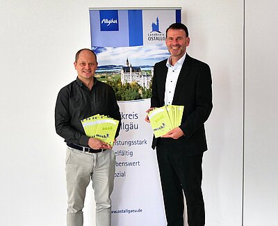 Auf dem Foto: Landrat Bernd Stapfner und Wirtschaftsförder Andreas Neukam präsentieren dass neue Statistikheft für das Ostallgäu. Bild: Landkreis Ostallgäu/Stefan Leonhart Auf dem Foto: Landrat Bernd Stapfner und Wirtschaftsförder Andreas Neukam präsentieren dass neue Statistikheft für das Ostallgäu. Bild: Landkreis Ostallgäu/Stefan Leonhart