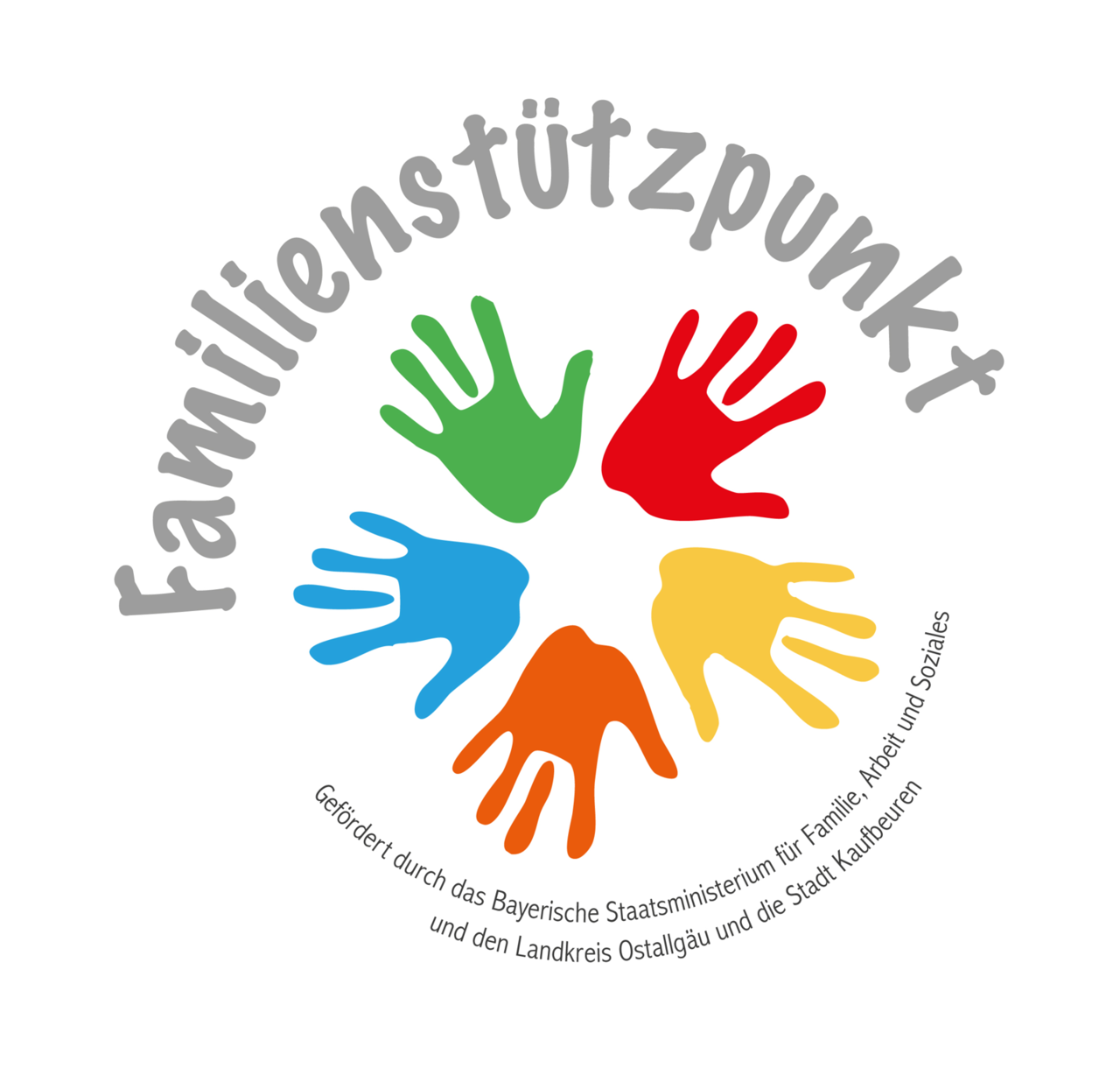 Logo des Familienstützpunkts mit bunten Handabdrücken in den Farben Rot, Blau, Gelb, Grün und Orange. Darüber steht der Text „Familienstützpunkt“ in grauer Schrift. Unten steht ein Hinweis zur Förderung durch das Bayerische Staatsministerium für Familie, Arbeit und Soziales sowie den Landkreis Ostallgäu und die Stadt Kaufbeuren.