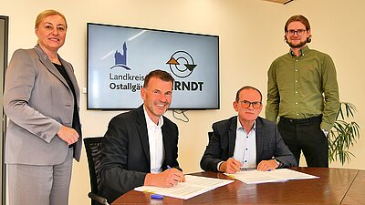V. l.: Bettina Schön (Geschäftsführerin Zweckverband für die Tierkörperbeseitigungsanstalt Kraftisried), Landrat Bernd Stapfner (Vorsitzender Zweckverband für die Tierkörperbeseitigungsanstalt Kraftisried),  Rainer Berndt (Geschäftsführer TBA Kraftisried GmbH) und Andreas Berndt (Prokurist TBA Kraftisried GmbH). Foto: Landkreis Ostallgäu/Benjamin Schäling