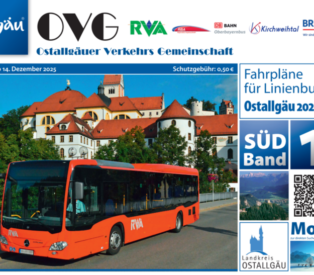 Ein orangener Linienbus mit der Aufschrift "RVA" fährt vor einer malerischen Kulisse von historischen Gebäuden und Bäumen. Der Hintergrund zeigt eine Kombination aus Schloss- und Stadthaus-Architektur. Oben rechts steht eine Übersicht mit Informationen zu Fahrplänen und einem QR-Code.