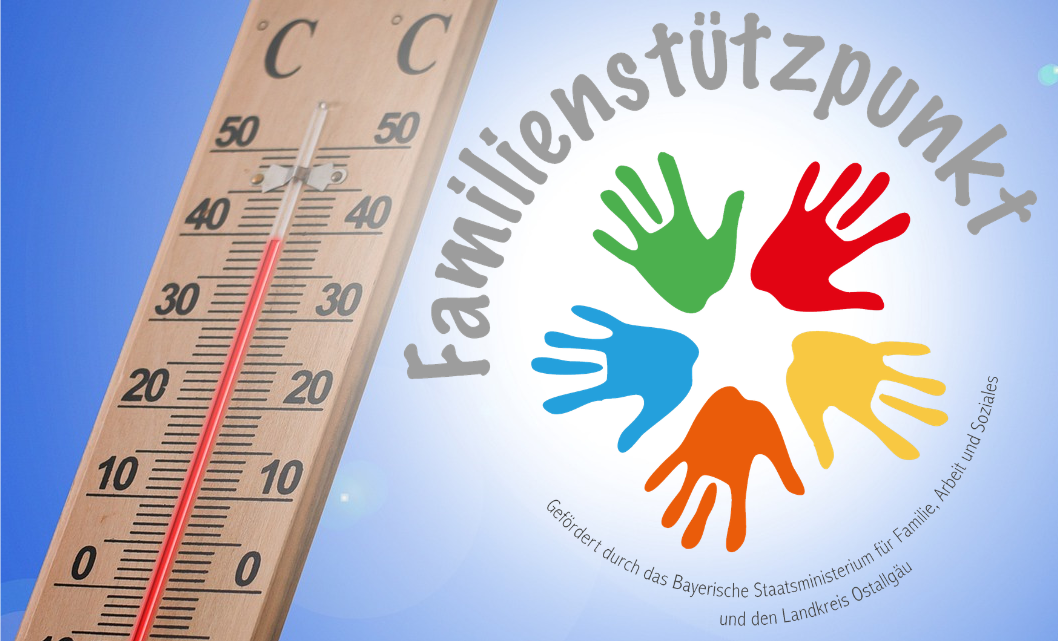 Thermometer auf Holz mit Celsius-Skala und rotem Wert. Darüber steht der Text "Familienstützpunkt" in einer geschwungenen Schrift. Im Zentrum sind bunte Handabdrücke in Rot, Grün, Blau, Gelb und Orange. Der Hintergrund ist hellblau.