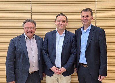 Auf dem Foto v. r.: Landrat und Verwaltungsratsvorsitzender Bernd Stapfner, Klinikvorstand Andreas Kutschker und Oberbürgermeister und stellvertretender Verwaltungsratsvorsitzender Stefan Bosse. Foto: Landkreis Ostallgäu/Stefan Leonhart