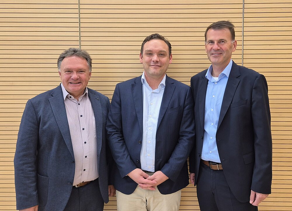 Auf dem Foto v. r.: Landrat und Verwaltungsratsvorsitzender Bernd Stapfner, Klinikvorstand Andreas Kutschker und Oberbürgermeister und stellvertretender Verwaltungsratsvorsitzender Stefan Bosse. Foto: Landkreis Ostallgäu/Stefan Leonhart
