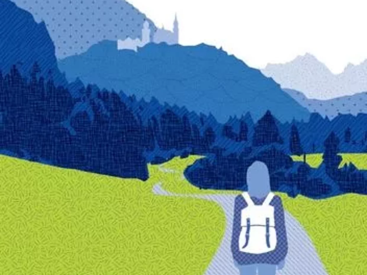 © Landkreis Ostallgäu Ein Coverbild mit dem Titel "Tourismusstrategie" für den Landkreis Ostallgäu und den Erlebnisraum Schlosspark. Im Hintergrund sind sanfte Hügel und Wälder zu sehen, während eine Person mit Rucksack auf einem Wanderweg geht. Der obere Bereich zeigt das Logo des Landkreises.