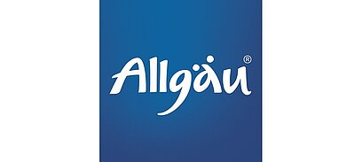 Allgäu GmbH Logo der Region Allgäu auf blauem Hintergrund. Der Schriftzug ist in weißer, geschwungener Schrift gehalten.