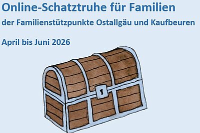 Illustration einer Schatztruhe auf blauem Hintergrund. Darüber steht "Online-Schatztruhe für Familien" sowie die Information "der Familienstützpunkte Ostallgäu und Kaufbeuren" und die Zeitspanne "April bis Juni 2026".