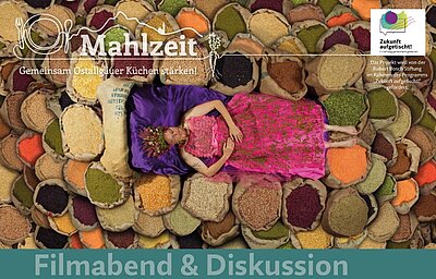 Eine Frau in einem pinken Kleid liegt auf einem bunten Boden aus verschiedenen Lebensmitteln und Gewürzen. Der obere Teil des Bildes zeigt den Text „Mahlzeit – Gemeinsam Ostalger Küchen stärken“ sowie Informationen zu einem Filmabend und Diskussion.