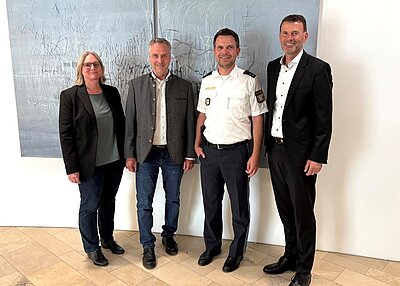 Auf dem Foto v. l.: Sandra Rehbein (Leiterin Untere Jagdbehörde), Jagdpächter Christian Antes, Daniel Solcher (Leiter PI Füssen) und Landrat Bernd Stapfner. Bildrechte: Landkreis Ostallgäu/Thomas Brandl