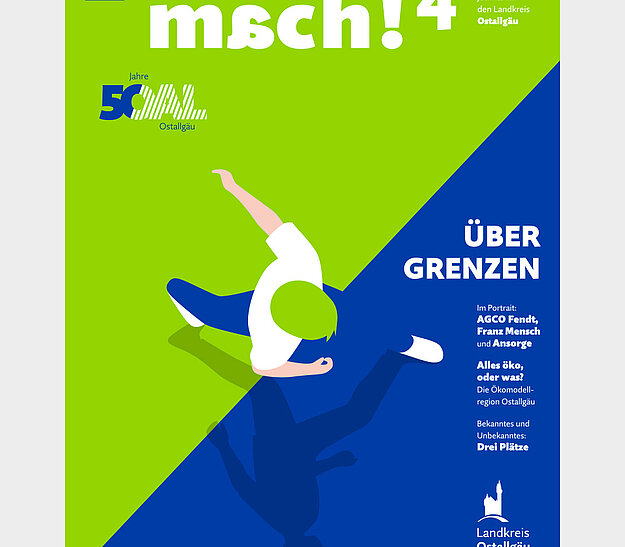 Cover eines Magazins mit dem Titel „mäch! 4“. Das Design zeigt eine stilisierte Darstellung einer Person, die in einem dynamischen, akrobatischen Stil auf einem grünen Hintergrund schwebt. Der Text enthält Schlagwörter wie „Über Grenzen“ und Informationen zu Themen im Zusammenhang mit dem Landkreis Ostalgau.