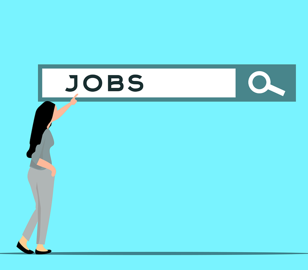 Eine stilisierte Figur einer Frau in grauer Kleidung zeigt auf ein Suchfeld mit dem Wort "JOBS" in Großbuchstaben. Der Hintergrund ist hellblau.