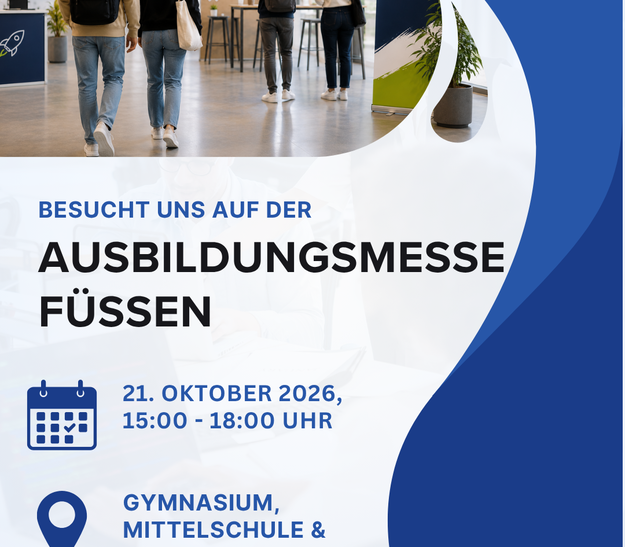 Eine Einladung zur Ausbildungsmesse in Füssen am 21. Oktober 2026 von 15:00 bis 18:00 Uhr. Die Veranstaltung findet im Gymnasium, Mittelschule und staatlichen Berufsschule Füssen statt. Im Hintergrund sind Besucher zu sehen, die in einem modernen Raum stehen.