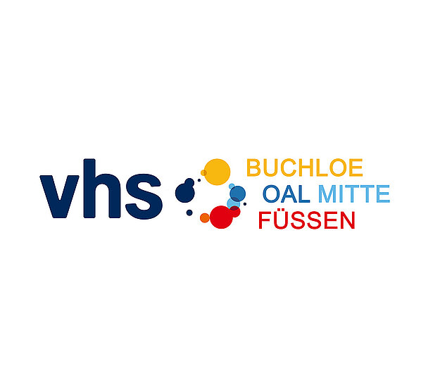 Logo der Volkshochschule (vhs) mit den Worten "BUCHLOE OAL MITTE FÜSSEN" in verschiedenen Farben. Das Design umfasst bunte Punkte in Gelb, Blau und Rot.