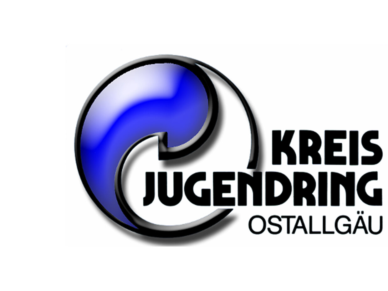 Logo des Kreisjugendrings Ostallgäu. Es zeigt ein stilisiertes, blaues Symbol mit geschwungenen Linien, das von einem schwarzen Rand umgeben ist. Der Text "KREIS JUGENDRING OSTALGLÄU" ist in großen, schwarzen Buchstaben darunter platziert.