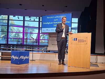 Bei der Begrüßung betonte Landrat Stapfner die Verantwortung der Kommunen für kommende Generationen: „Ziel muss es sein, ihnen eine lebenswerte Heimat zu hinterlassen, die Wohlstand, eine intakte Umwelt und soziale Gerechtigkeit verbindet." Bilder: Landkreis Ostallgäu/Andreas Neukam