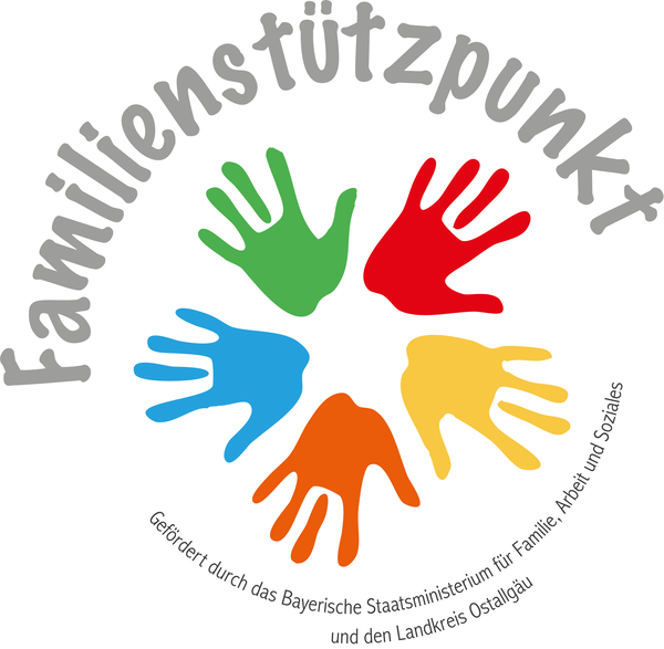 Logo des „Familienstützpunkts“ mit bunten Handabdrücken in Blau, Grün, Rot, Gelb und Orange. Der Schriftzug „Familienstützpunkt“ umrahmt das Logo. Unten steht ein Hinweis zur Förderung durch das Bayerische Staatsministerium für Familie, Arbeit und Soziales sowie den Landkreis Ostallgäu.