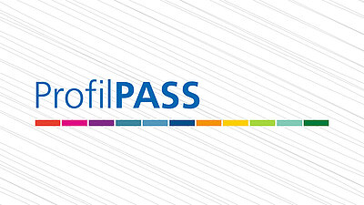 Das Bild zeigt den Schriftzug "ProfilPASS" in blauer Schrift. Unter dem Text befinden sich mehrere farbige Balken in verschiedenen Farben wie Rot, Pink, Orange, Gelb, Grün und Blau. Der Hintergrund ist weiß mit diagonalen Linien.