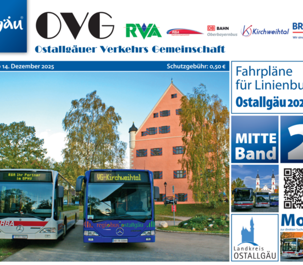 Titelbild einer Fahrplanausgabe der Ostallgäuer Verkehrsgemeinschaft für 2025/26. Zwei Linienbusse stehen vor einem Gebäude mit orangefarbener Fassade. Im Hintergrund sind Bäume und ein blauer Himmel zu sehen. Informationen zur Gültigkeit und Schutzgebühr sind im oberen Bereich angeführt.