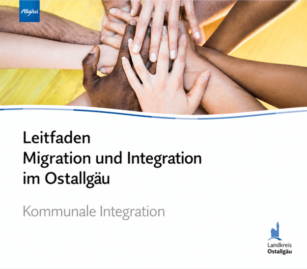 Ein Buchcover mit der Aufschrift "Leitfaden Migration und Integration im Ostallgäu" und dem Untertitel "Kommunale Integration". Der Hintergrund zeigt die Hände von verschiedenen Menschen, die übereinandergelegt sind.