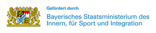Logo des Bayerischen Staatsministeriums des Innern, für Sport und Integration, begleitet von dem Text „Gefördert durch“. Der Schriftzug ist in blau gehalten, während das Logo Wappenfarben und dekorative Elemente aufweist.