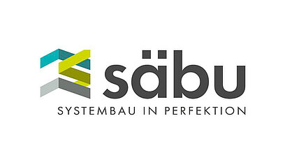 Logo von s ä b u mit dem Slogan „SYSTEMBAU IN PERFEKTION“. Das Design umfasst geometrische Formen in verschiedenen Farben, darunter Blau, Grau und Grün.