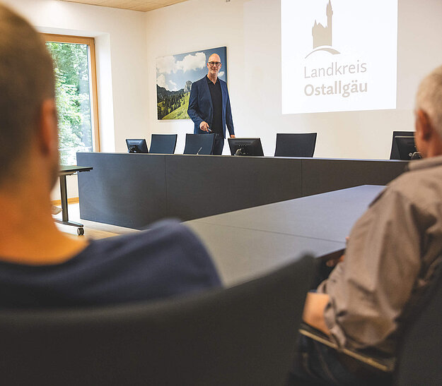 Kreistag Bürgerinfoportal des Landkreises Ostallgäu Das Bild zeigt eine Besprechungssituation im Landratsamt Ostallgäu während einer Sitzung des Kreistages