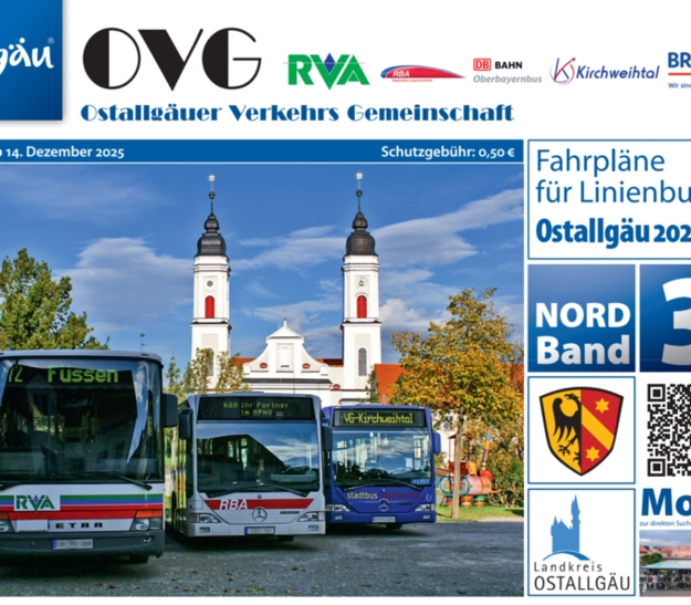 Ein Werbeplakat für die Ostallgäuer Verkehrs-Gemeinschaft mit drei Bussen im Vordergrund. Im Hintergrund sind zwei Kirchen mit Türmen zu sehen, umgeben von buntem Herbstlaub. Das Plakat enthält Informationen zu Fahrplänen und Gültigkeitsdaten.
