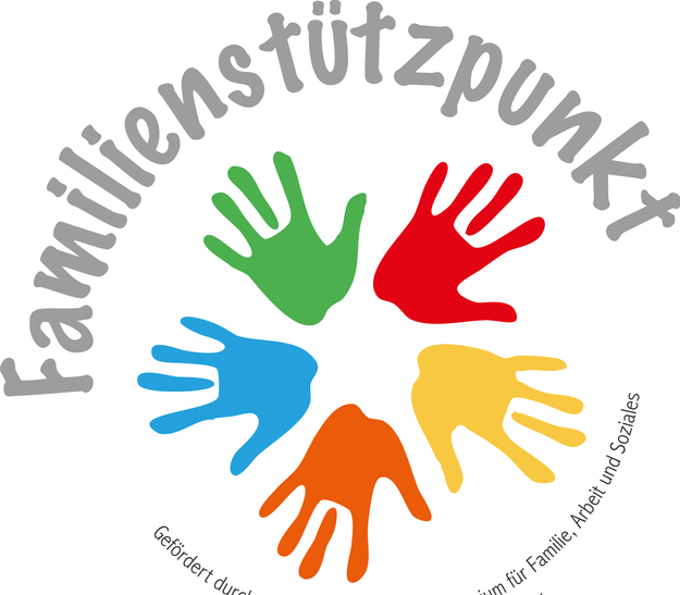 Logo des „Familienstützpunkts“ mit bunten Handabdrücken in Blau, Grün, Rot, Gelb und Orange. Der Schriftzug „Familienstützpunkt“ umrahmt das Logo. Unten steht ein Hinweis zur Förderung durch das Bayerische Staatsministerium für Familie, Arbeit und Soziales sowie den Landkreis Ostallgäu.