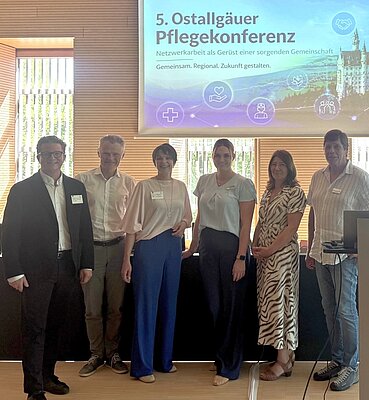 Auf dem Bild v. l.: Thorsten Anstädt (Huma Q Wiesbaden), Stefan Mohr (Abteilungsleiter Soziales), stellvertretende Landrätin Carina Fischer, Sandra Wieland (Demenzbeauftragte Ostallgäu), Manuela Walgenbach (Teamleitung Pflegestützpunkt Ostallgäu) und Gerhard Stadler (Sachgebietsleiter Soziale Entwicklung). Bildquelle: Juliane Brandt/Landratsamt Ostallgäu