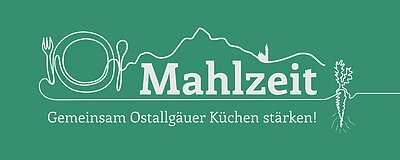 Logo von "Mahlzeit" auf grünem Hintergrund, mit einem Teller, Besteck und einer Bergsilhouette. Darunter steht "Gemeinsam Ostallgäuer Küchen stärken!" in einer modernen Schriftart.