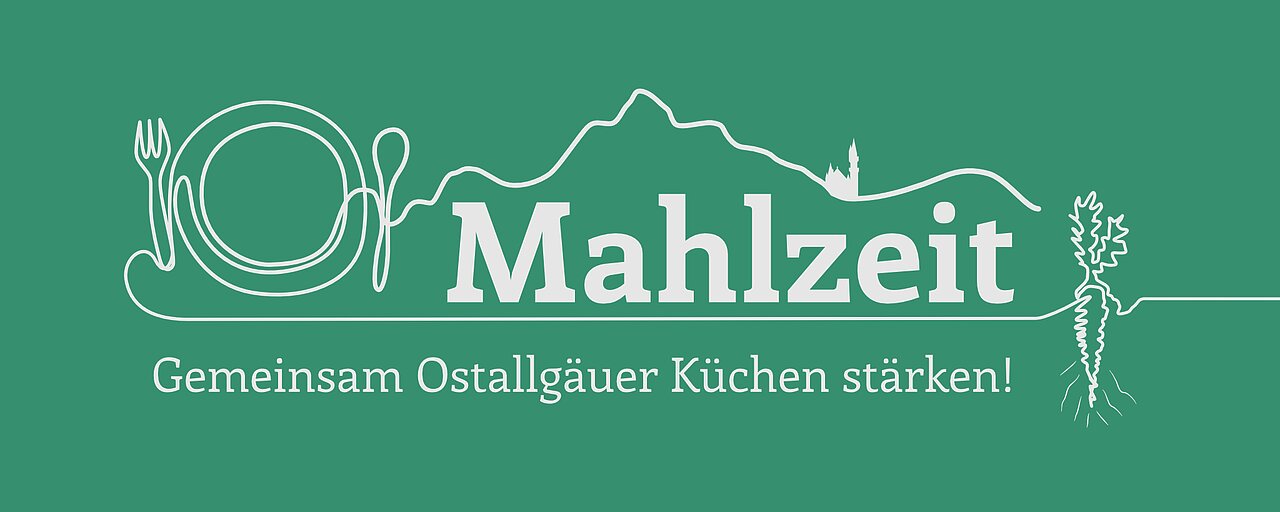 Logo von "Mahlzeit" auf grünem Hintergrund, mit einem Teller, Besteck und einer Bergsilhouette. Darunter steht "Gemeinsam Ostallgäuer Küchen stärken!" in einer modernen Schriftart.