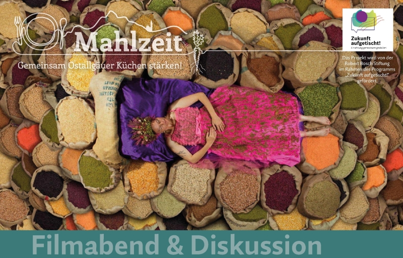 Eine Frau in einem pinken Kleid liegt auf einem bunten Boden aus verschiedenen Lebensmitteln und Gewürzen. Der obere Teil des Bildes zeigt den Text „Mahlzeit – Gemeinsam Ostalger Küchen stärken“ sowie Informationen zu einem Filmabend und Diskussion.