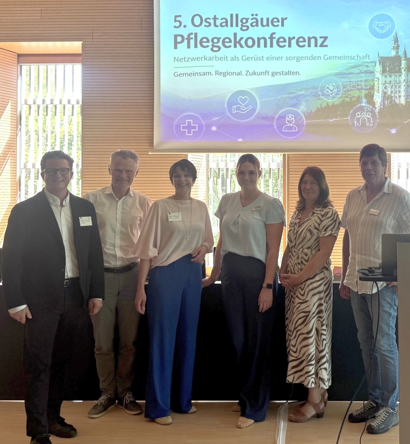 Auf dem Bild v. l.: Thorsten Anstädt (Huma Q Wiesbaden), Stefan Mohr (Abteilungsleiter Soziales), stellvertretende Landrätin Carina Fischer, Sandra Wieland (Demenzbeauftragte Ostallgäu), Manuela Walgenbach (Teamleitung Pflegestützpunkt Ostallgäu) und Gerhard Stadler (Sachgebietsleiter Soziale Entwicklung). Bildquelle: Juliane Brandt/Landratsamt Ostallgäu