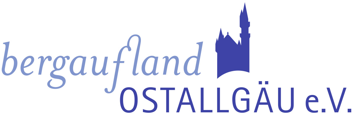 Logo des Vereins "bergaufland OSTALLGÄU e.V.". Der Schriftzug ist in blauen Buchstaben gehalten, begleitet von einer stilisierten Burg oder einem Turm.