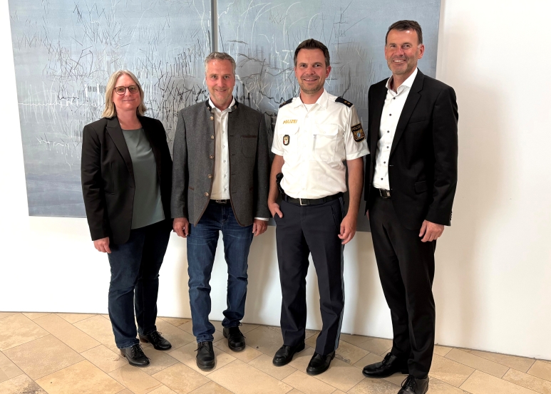 Auf dem Foto v. l.: Sandra Rehbein (Leiterin Untere Jagdbehörde), Jagdpächter Christian Antes, Daniel Solcher (Leiter PI Füssen) und Landrat Bernd Stapfner. Bildrechte: Landkreis Ostallgäu/Thomas Brandl