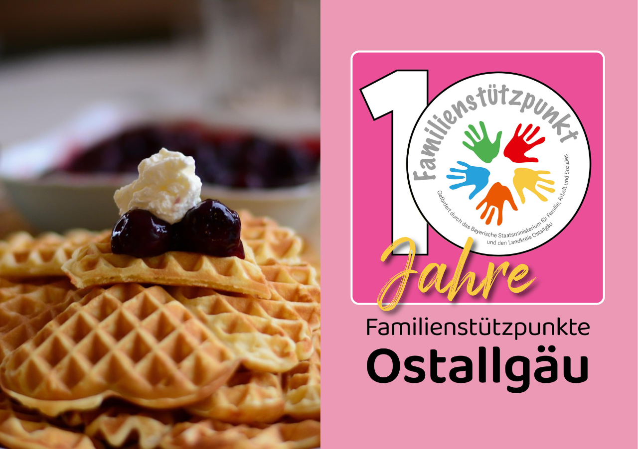 Ein Stapel Waffeln mit einer Sahnehaube und Kirschen, im Hintergrund ist eine Schüssel mit Kirschkompott zu sehen. Rechts im Bild steht ein Logo, das den 10. Jahrestag der Familienstützpunkte Ostallgäu feiert.