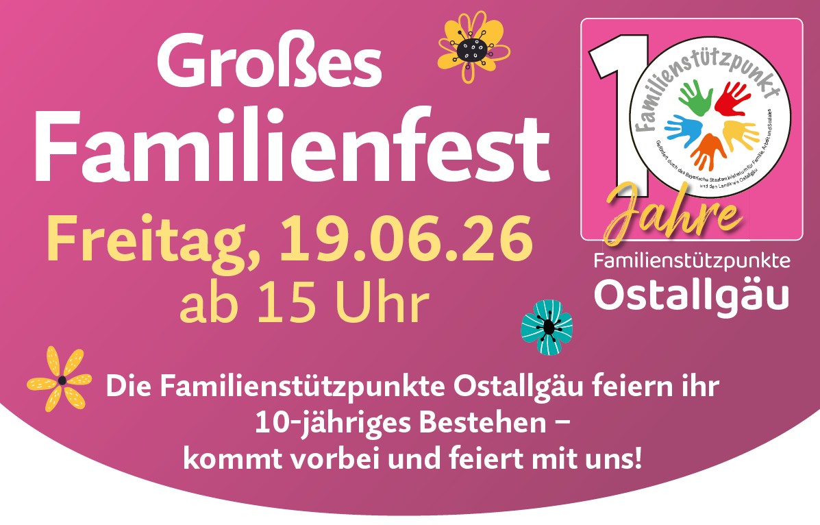 Große Schrift mit dem Titel "Großes Familienfest", Datum "Freitag, 19.06.26 ab 15 Uhr" und der Ankündigung des 10-jährigen Bestehens der Familienstützpunkte Ostallgäu. Bunte Blumen- und Hand-Icons sind dekorativ um das Design angeordnet.